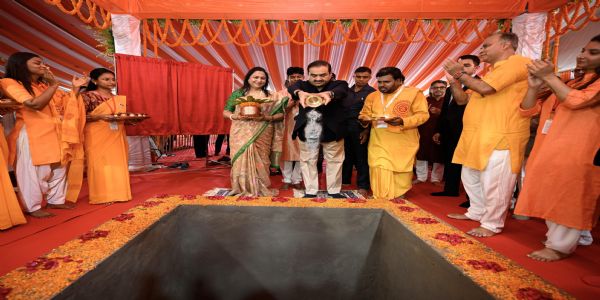 गौतम अडाणी ने सारण में 150 करोड़ रुपये की नेत्र स्वास्थ्य परियोजना की रखी आधारशिला, कहा-सेवा ही साधना है