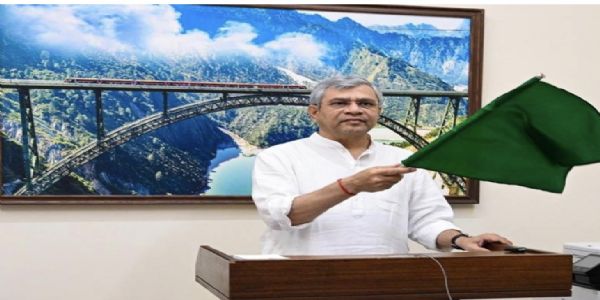 अश्विनी वैष्णव ने बेंगलुरु-मुंबई एक्सप्रेस को दिखाई हरी झंडी, जल्द शुरू होगी वंदे भारत स्लीपर सेवा