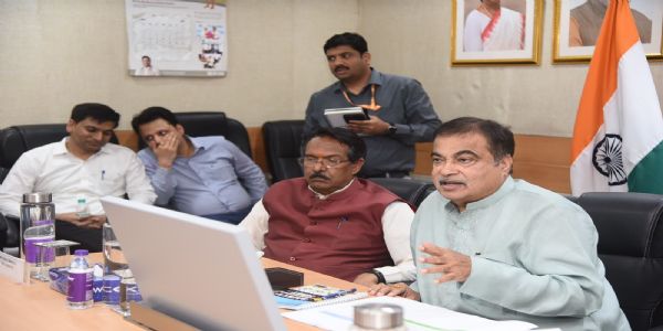नितिन गडकरी ने असम की 4,178 किमी राष्ट्रीय राजमार्ग परियोजनाओं की समीक्षा की