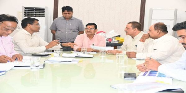 केन्द्रीय मंत्री साहू ने की जबलपुर के विकास के कार्यों की समीक्षा, नवाचारों और बुनियादी विकास को सराहा