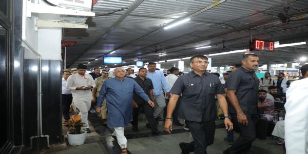 मुख्यमंत्री भूपेंद्र पटेल और केंद्रीय मंत्री मनसुख मांडविया वंदे भारत ट्रेन से पहुंचे सूरत