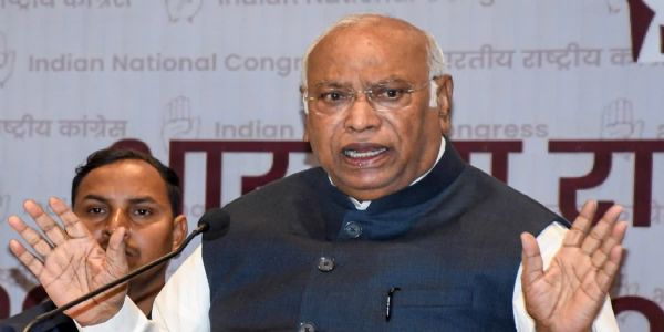 पेट्रोल-डीजल की कीमतों में बढ़ोतरी पर कांग्रेस हमलावर