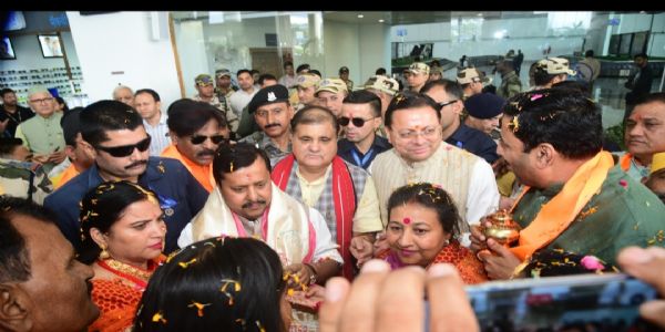 भाजपा के राष्ट्रीय अध्यक्ष नितिन नवीन पहुंचे देहरादून, कई जगह गर्मजाेशी से कार्यकर्ताओं ने किया स्वागत