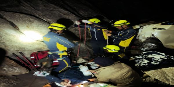 उत्तरकाशी के गंगनानी में कार खाई में गिरी, 2 की मौत, तीन घायल