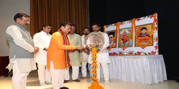 गांधी और नेहरू ने भी अंग्रेजों से मांगी थी दया की अर्जी : सुनील देवधर