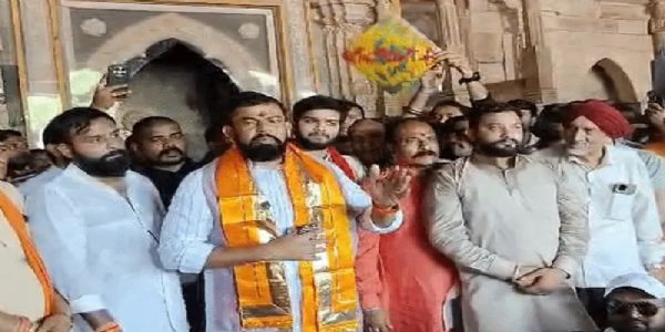 भोजशाला पहुंचे हैदराबाद के विधायक टी. राजा, मां वाग्देवी की महाआरती में हुए शामिल