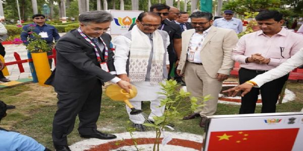 मप्र के इंदौर में ब्रिक्स देशों के कृषि मंत्रियों ने पौधरोपण कर दिया पर्यावरण संरक्षण और हरित विकास का संदेश