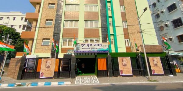 कोलकाता के टोपसिया स्थित तृणमूल के अस्थायी पार्टी कार्यालय पर लगा ताला