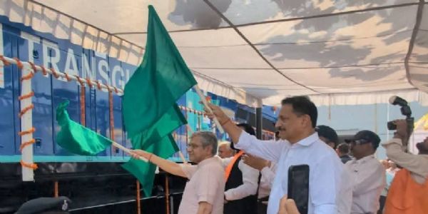 बिहार के मढ़ौरा रेल कारखाने से गिनी गणराज्य को 51वां रेल इंजन रवाना