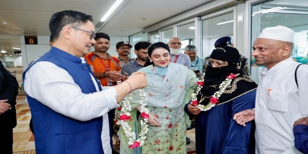 हाजियों की वापसी शुरू, अल्पसंख्यक कार्य मंत्री रिजिजू ने हवाई अड्डे पर स्वागत किया 