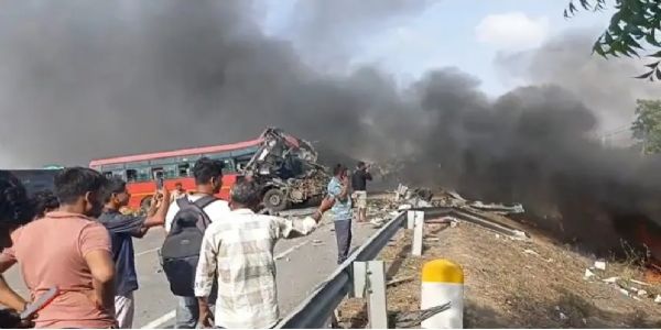 गुजरात के सूरत में महाराष्ट्र की दो एसटी बसों की टक्कर के बाद लगी आग, 7 यात्रियों की मौत