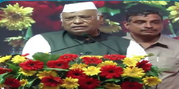 भाषण के दाैरान नारेबाजी़ पर भड़के मल्लिकार्जुन खरगे, कांग्रेस कार्यकर्ताओं काे बता दिया 'यूज़लेस फेलोज'