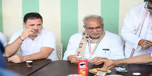 राहुल गांधी अचानक पहुंचे मैगी पॉइंट, चाय-मैगी का उठाया लुत्फ