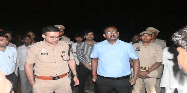 आंधी से नीम का पेड़ ई - रिक्शा पर गिरा, पांच लोगों की मौत
