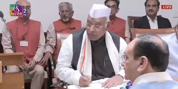 (अपडेट) कर्नाटक से पुनर्निर्वाचित मल्लिकार्जुन खरगे ने राज्यसभा सदस्य के रूप में ली शपथ