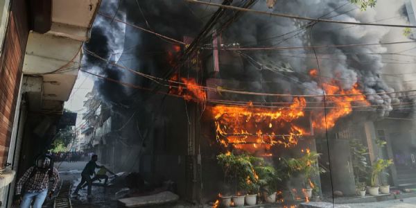 राष्ट्रपति, उपराष्ट्रपति समेत कई नेताओं ने मालवीय नगर अग्निकांड पर दुख जताया