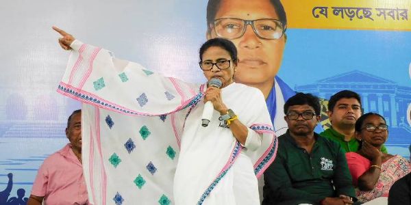ममता बनर्जी के खिलाफ हिंदू महासभा ने दर्ज कराई शिकायत