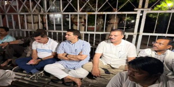 मीनाक्षी नटराजन का नामांकन रद्द, भोपाल में चुनाव आयोग कार्यालय के बाहर कांग्रेस नेताओं का धरना