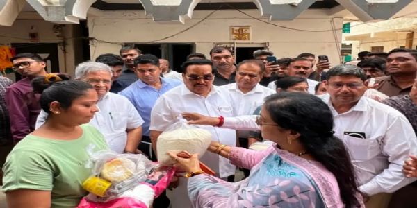 बाढ़ प्रभावितों के बीच पहुंचे सी.आर. पाटिल, गीतानगर और पटेलनगर में बांटी सहायता