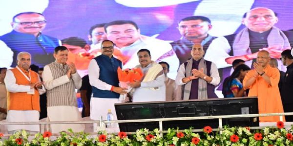 हवा में उड़ने वाली बस लाने वाला हूँ : नितिन गड़करी