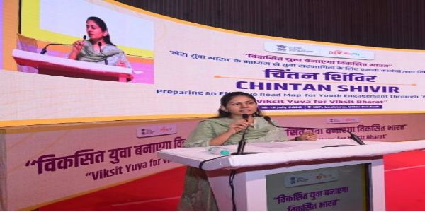 युवाओं को अपने करियर बनाने के साथ देश के बारे में भी सोचना चाहिए: निखिल खडसे