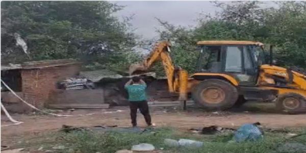 नौ मौतों के बाद प्रशासन सख्त: अवैध पटाखा फैक्ट्री ढहाई, एसआईटी करेगी जांच