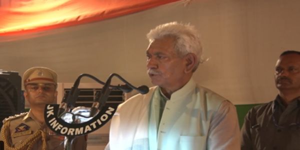 अमरनाथ तीर्थयात्रियों को रवाना करने से पहले उप राज्यपाल मनोज सिन्हा ने की पूजा-अर्चना, कहा- आयोजन की पवित्रता बनाए रखना जरूरी