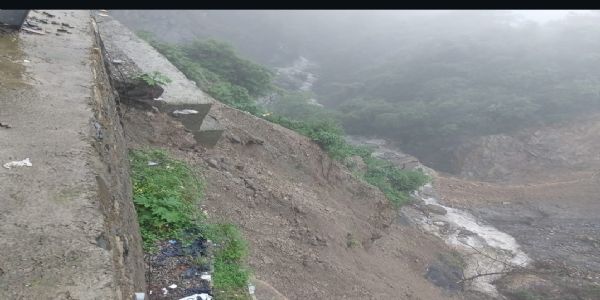(अपडेट) भारी बारिश में धंसा देहरादून-मसूरी मार्ग, अग्रिम आदेशों तक बंद
