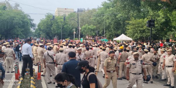 (संशोधित) संसद मार्च में बवाल: पुलिस-प्रदर्शनकारी भिड़े, 118 जवान घायल, 70 हिरासत में, हिंसा की साजिश के एंगल से जांच तेज