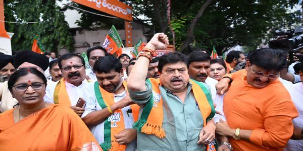हैदराबाद के नामपल्ली में आमने-सामने हुए भाजपा-कांग्रेस कार्यकर्ता, पुलिस ने चलाई लाठियां
