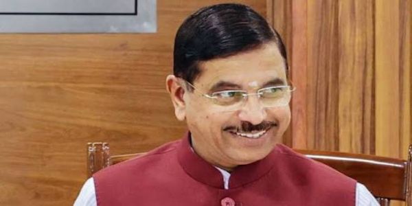 धर्मेंद्र प्रधान का इस्तीफा मंजूर, प्रह्लाद जोशी को शिक्षा मंत्रालय का अतिरिक्त प्रभार