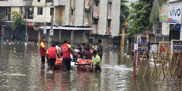बारिश ने बढ़ाई गुजरात की मुश्किलें: 42 हजार लोगों को सुरक्षित निकाला, कई इलाके जलमग्न