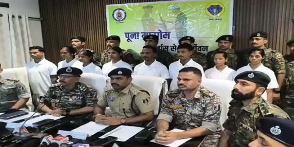 छत्तीसगढ़ के बीजापुर में 49 लाख के इनामी आठ नक्सलियों ने किया आत्मसमर्पण