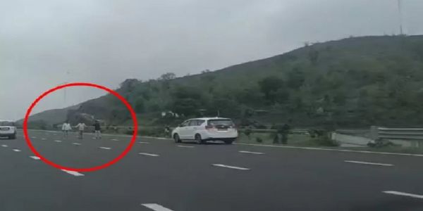 मप्र के रतलाम में केंद्रीय मंत्री गडकरी की सुरक्षा में चूक, एक्सप्रेसवे पर गुजरते काफिले के सामने आए तीन युवक