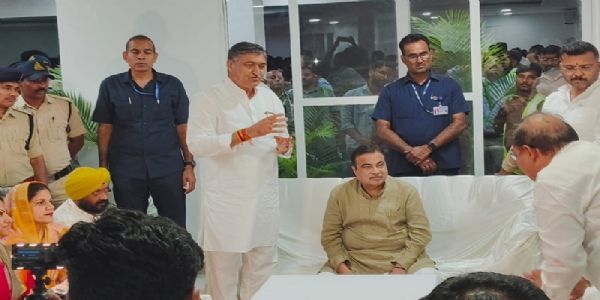 दिल्ली-मुंबई एक्सप्रेस-वे का निरीक्षण करते देर रात मप्र के मंदसौर पहुंचे नितिन गडकरी