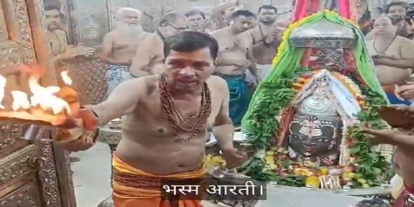 उज्जैन में आज महाकाल का भस्म आरती में किया गया दिव्य शृंगार, शाम को निकलेगी श्रावण मास की दूसरी सवारी
