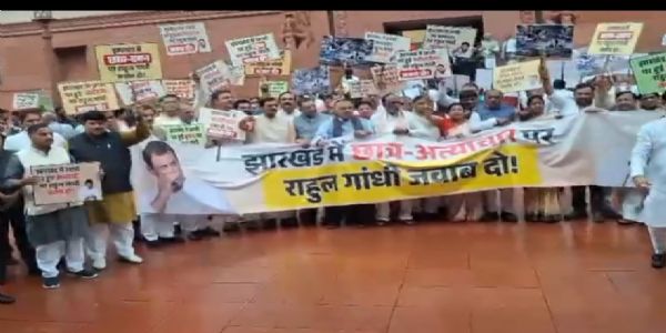 राजग सांसदों का झारखंड में छात्रों पर लाठीचार्ज और संसद में जारी गतिरोध के खिलाफ संसद परिसर में प्रदर्शन