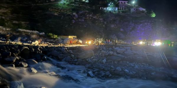 तमक नाले में ह्यूम पाइप डालकर अस्थायी मार्ग तैयार, वाहनों की आवाजाही शुरू