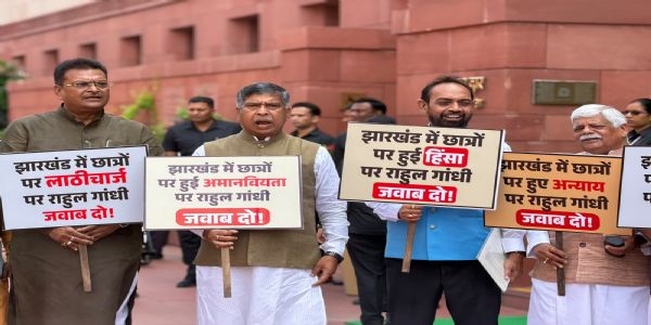 छात्र आंदोलन की गूंज दिल्ली तक पहुंची, भाजपा सांसदों ने संसद परिसर में किया प्रदर्शन