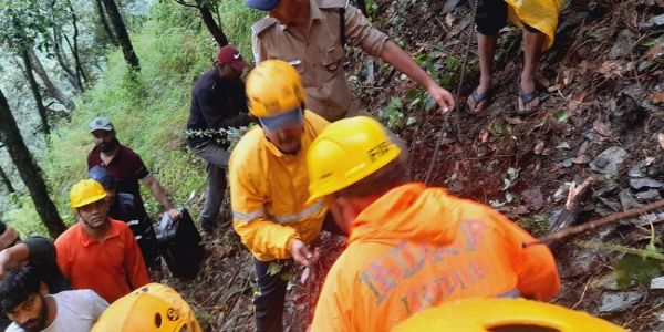 (अपडेट) नैनीताल में टेंपो ट्रैवलर खाई में गिरा, तीन की मौत, 19 घायल