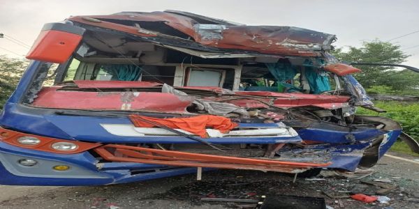 कोडरमा के सतगावां में कांवड़ियों से भरी बस ट्रक से टकराई, तीन कांवड़ियों की मौत