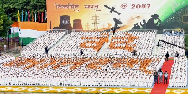 लाल किले की प्राचीर के सामने 'ज्ञानपथ' पर बच्चों ने बनाई ‘वंदे मातरम’ की आकृति