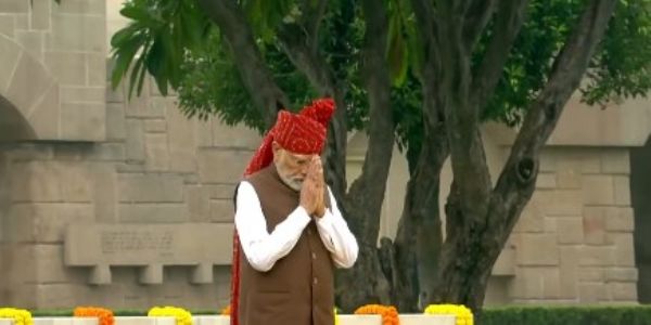 प्रधानमंत्री ने 80वें स्वतंत्रता दिवस पर राजघाट पहुंचकर महात्मा गांधी को दी श्रद्धांजलि