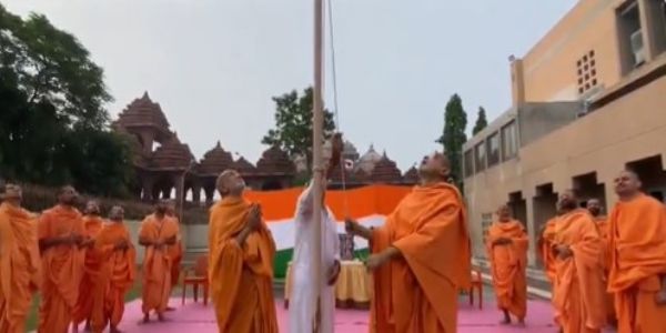 दिल्ली के अक्षरधाम मंदिर में संतों ने दी राष्ट्रध्वज को सलामी