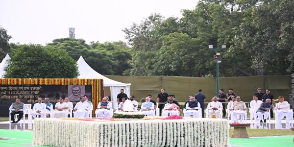 अटल बिहारी वाजपेयी की पुण्यतिथि पर ‘सदैव अटल’ पहुंचकर राष्ट्रपति, उपराष्ट्रपति और प्रधानमंत्री ने दी श्रद्धांजलि