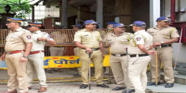 महाराष्ट्र के कोलाबा में नौसैनिक के घर से ४ शव बरामद होने से सनसनी