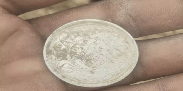 मप्र के मुरैना में ग्रीनफील्ड एक्सप्रेसवे निर्माण के दौरान खुदाई में निकले ब्रिटिशकालीन चांदी के सिक्के