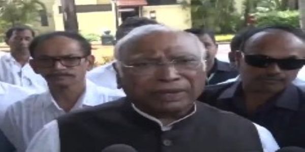 गोवा में वंदे मातरम् के दो ही छंद गाने पर खरगे बोले, गांधी-नेहरू-पटेल भी यही गाते थे