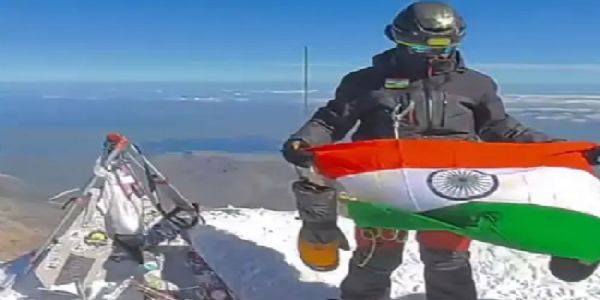 मप्र की आरक्षक वर्षा पटेल ने यूरोप की सबसे ऊंची चोटी माउंट एल्ब्रुस पर फहराया तिरंगा