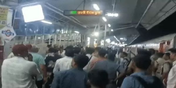 मंगला एक्सप्रेस से केरल जा रहे 20 बच्चों की तबीयत बिगड़ी, खंडवा स्टेशन पर हुआ इलाज